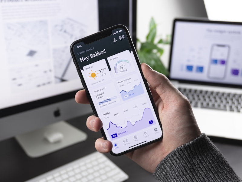 Developer mengerjakan aplikasi mobile dengan berbagai perangkat untuk testing
