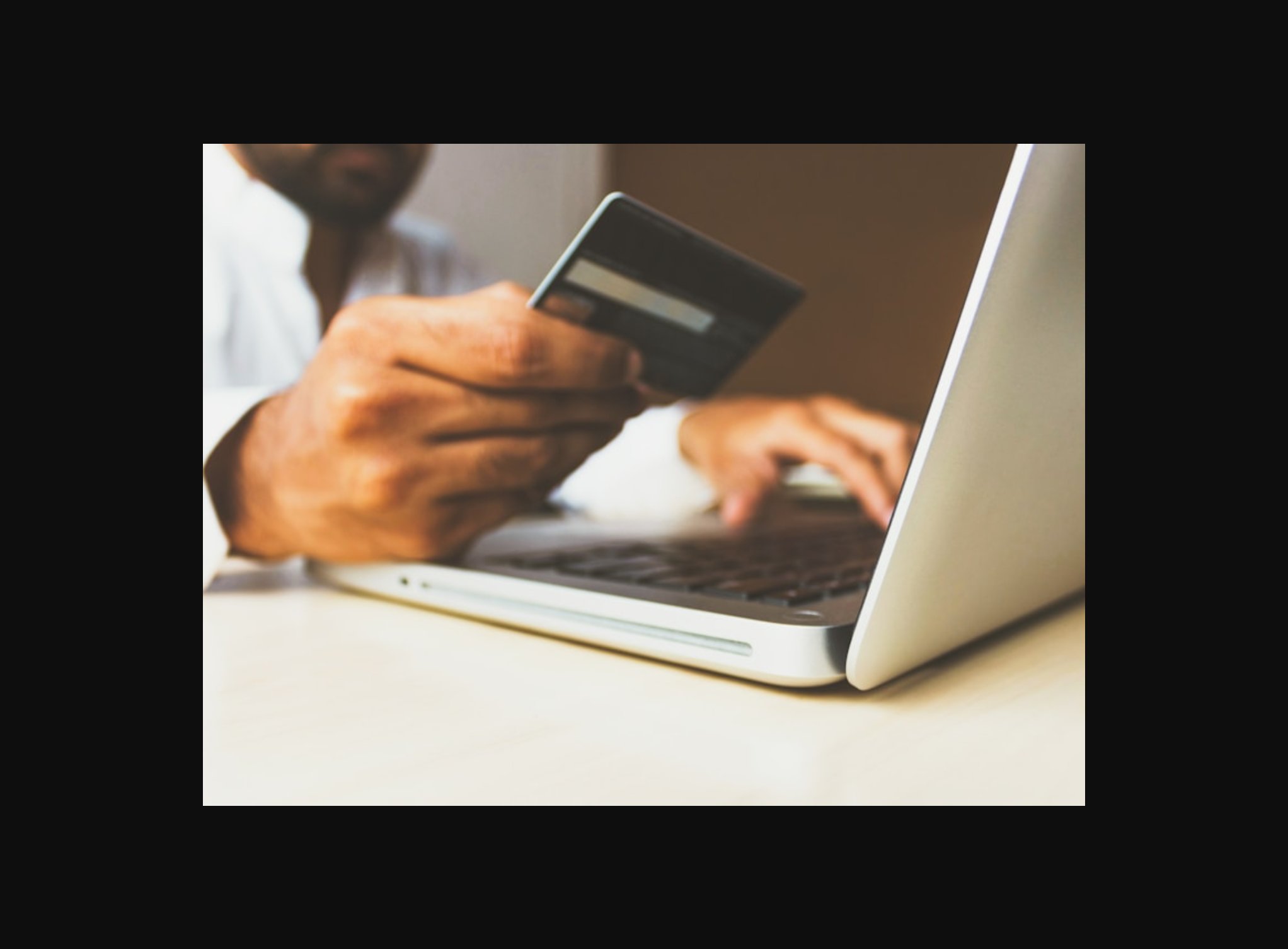 Paket pesanan online store siap dikirim dengan label pengiriman