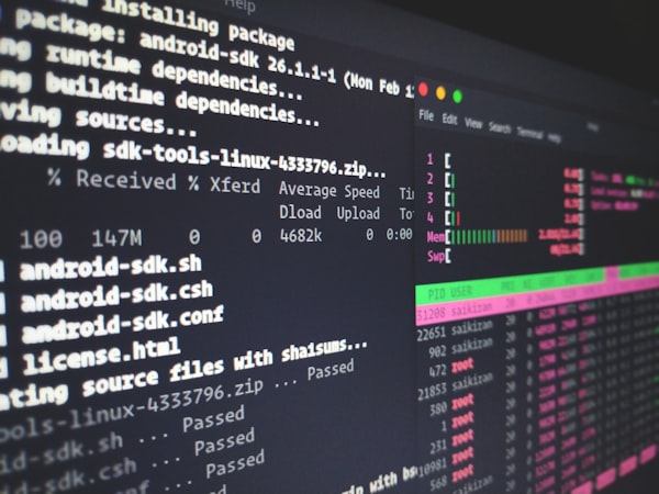 Tim startup developer berdiskusi tentang arsitektur backend